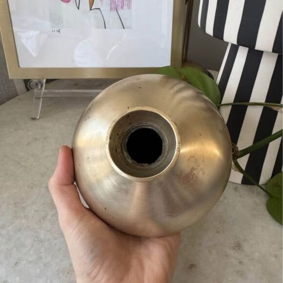 Vintage solid brass MCM vase - Picture 5 of 7